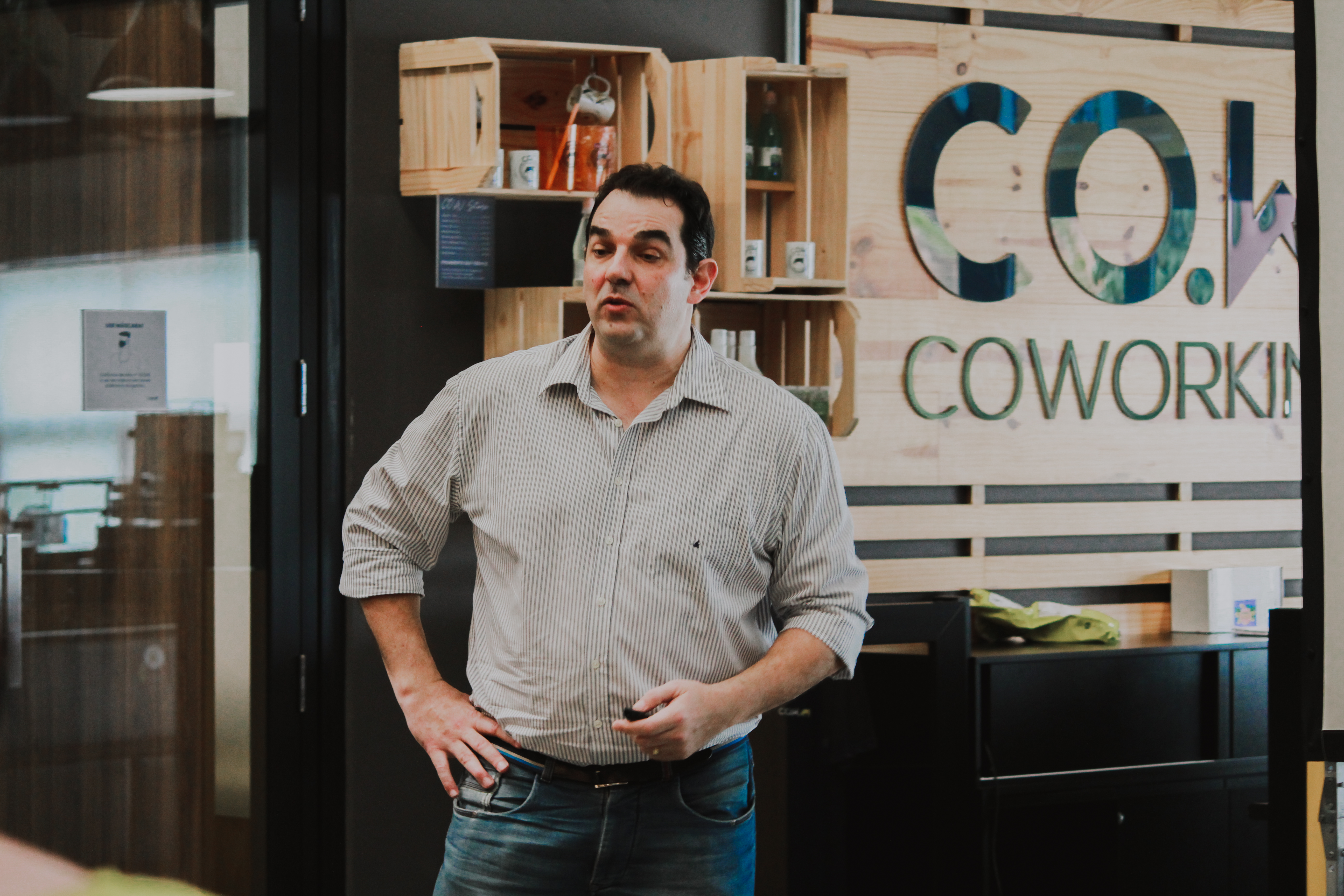 Victor Mirshawka Junior apresentando em um coworking